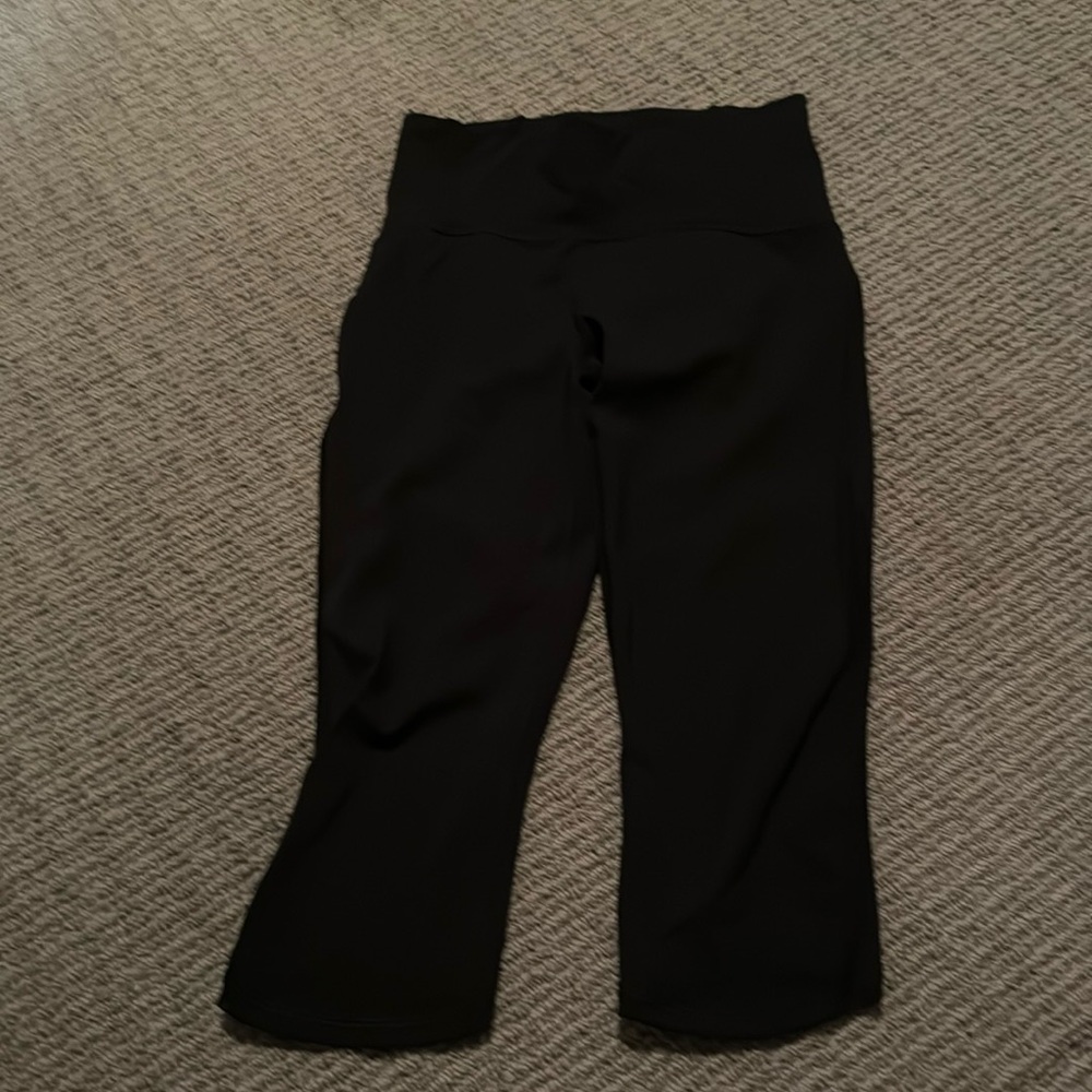 Lulu Size 6 Capri Leggings